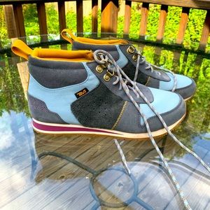 Women’s Teva light weight hiking boot